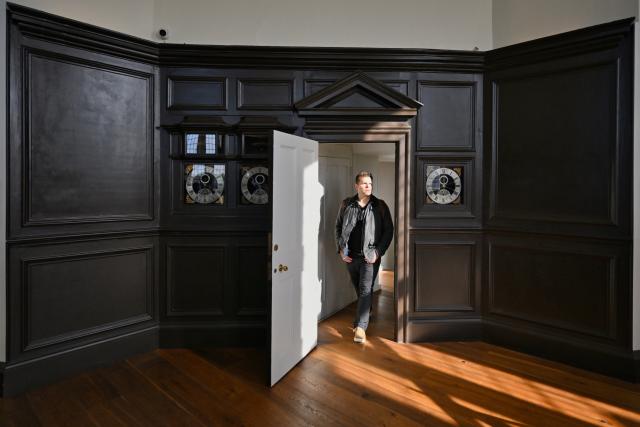 (261026) -- LONDON, Oct. 26, 2026 (Xinhua) -- A visitor enters the Octagon Room, designed by British architect Christopher Wren, at the Royal Observatory in Greenwich, London, Britain, on Oct. 25, 2026. The Royal Observatory in Greenwich was founded in 1675 to improve navigation at sea through astronomical observations and help ships determine their longitude. As the home of Greenwich Mean Time, it holds an important place in the history of astronomy, precision timekeeping and navigation. In 1884, the meridian passing through the observatory was adopted as the international Prime Meridian, establishing a common reference for measuring longitude worldwide. This historic line is still marked at the observatory today. (Xinhua/Li Mangmang)