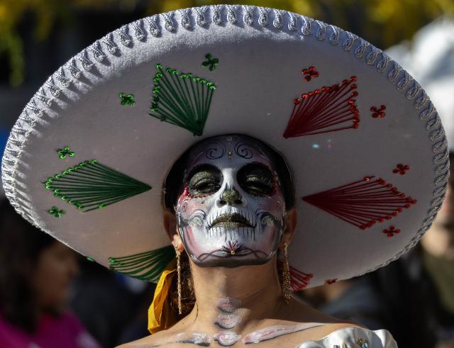 (261026) -- TORONTO, Oct. 26, 2026 (Xinhua) -- A dressed-up woman poses for photos at Catrinas Festival Canada 2026 in Toronto, Canada, on Oct. 25, 2026. The annual Catrinas Festival was held here from Oct. 24 to 25, showcasing Mexican Day of the Dead (Día de Muertos) cultural traditions. (Photo by Zou Zheng/Xinhua)