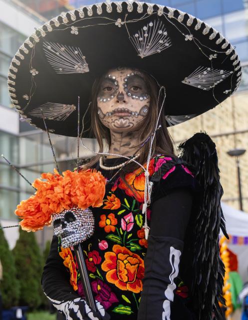 (261026) -- TORONTO, Oct. 26, 2026 (Xinhua) -- A dressed-up woman poses for photos at Catrinas Festival Canada 2026 in Toronto, Canada, on Oct. 25, 2026. The annual Catrinas Festival was held here from Oct. 24 to 25, showcasing Mexican Day of the Dead (Día de Muertos) cultural traditions. (Photo by Zou Zheng/Xinhua)