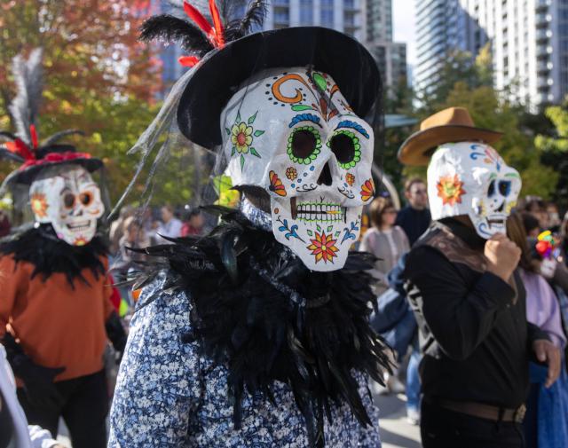 (261026) -- TORONTO, Oct. 26, 2026 (Xinhua) -- Revelers wearing Catrina-style skull masks take part in a parade at Catrinas Festival Canada 2026 in Toronto, Canada, on Oct. 25, 2026. The annual Catrinas Festival was held here from Oct. 24 to 25, showcasing Mexican Day of the Dead (Día de Muertos) cultural traditions. (Photo by Zou Zheng/Xinhua)