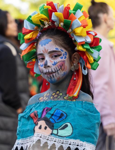 (261026) -- TORONTO, Oct. 26, 2026 (Xinhua) -- A dressed-up girl poses for photos at Catrinas Festival Canada 2026 in Toronto, Canada, on Oct. 25, 2026. The annual Catrinas Festival was held here from Oct. 24 to 25, showcasing Mexican Day of the Dead (Día de Muertos) cultural traditions. (Photo by Zou Zheng/Xinhua)