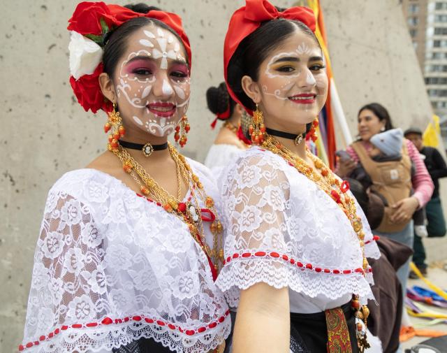 (261026) -- TORONTO, Oct. 26, 2026 (Xinhua) -- Dressed-up dancers pose for photos at Catrinas Festival Canada 2026 in Toronto, Canada, on Oct. 25, 2026. The annual Catrinas Festival was held here from Oct. 24 to 25, showcasing Mexican Day of the Dead (Día de Muertos) cultural traditions. (Photo by Zou Zheng/Xinhua)