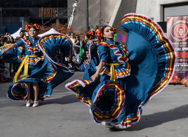 (261026) -- TORONTO, Oct. 26, 2026 (Xinhua) -- Dressed-up dancers perform traditional Mexican folk dance at Catrinas Festival Canada 2026 in Toronto, Canada, on Oct. 25, 2026. The annual Catrinas Festival was held here from Oct. 24 to 25, showcasing Mexican Day of the Dead (Día de Muertos) cultural traditions. (Photo by Zou Zheng/Xinhua)