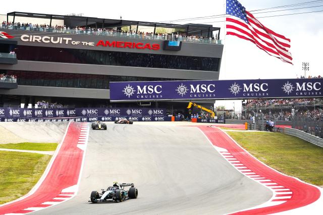 (261026) -- AUSTIN, Oct. 26, 2026 (Xinhua) -- Mercedes' Kimi Antonelli (bottom) of Italy competes during the Formula One United States Grand Prix, in Austin, Texas, the United States, Oct. 25, 2026. (Xinhua/Wu Xiaoling)