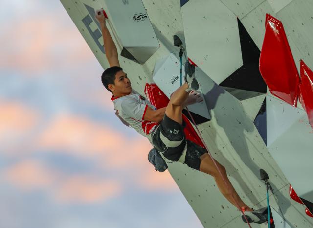 (261026) -- SANTIAGO, Oct. 26, 2026 (Xinhua) -- Putra Tri Ramadani of Indonesia competes during the men's lead final at the World Climbing Series Santiago 2026 in Santiago, Chile, Oct. 25, 2026. (Xinhua/Zhou Jiayi)