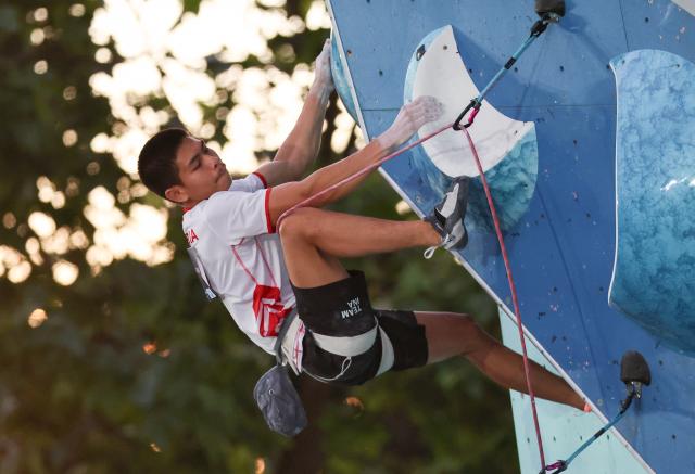 (261026) -- SANTIAGO, Oct. 26, 2026 (Xinhua) -- Putra Tri Ramadani of Indonesia competes during the men's lead final at the World Climbing Series Santiago 2026 in Santiago, Chile, Oct. 25, 2026. (Xinhua/Zhou Jiayi)