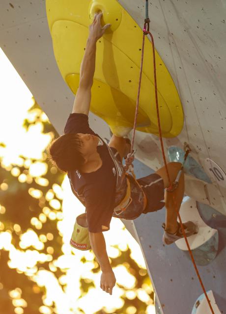 (261026) -- SANTIAGO, Oct. 26, 2026 (Xinhua) -- Suzuki Neo of Japan competes during the men's lead final at the World Climbing Series Santiago 2026 in Santiago, Chile, Oct. 25, 2026. (Xinhua/Zhou Jiayi)