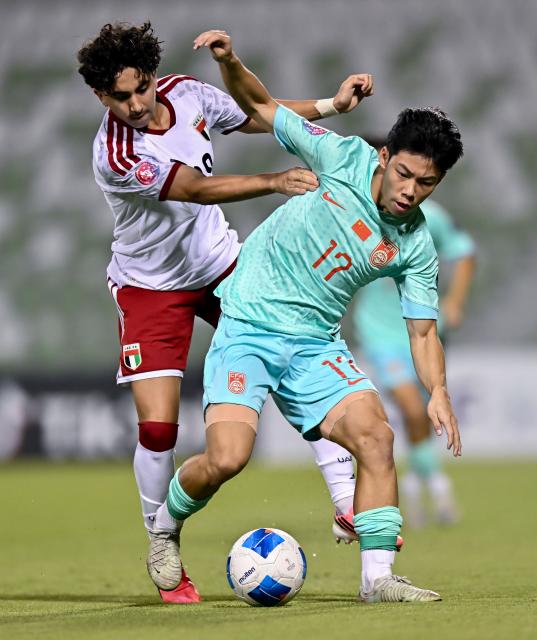(261026) -- DOHA, Oct. 26, 2026 (Xinhua) -- Adam Ahmed Mahrous (L) of the United Arab Emirates vies with Liu Jinglei of China during the Gulf Football Federation (GFF) Gulf Cup U-17 Qatar 2026 football match between China and the United Arab Emirates in Doha, Qatar, Oct. 25, 2026. (Photo by Nikku/Xinhua)