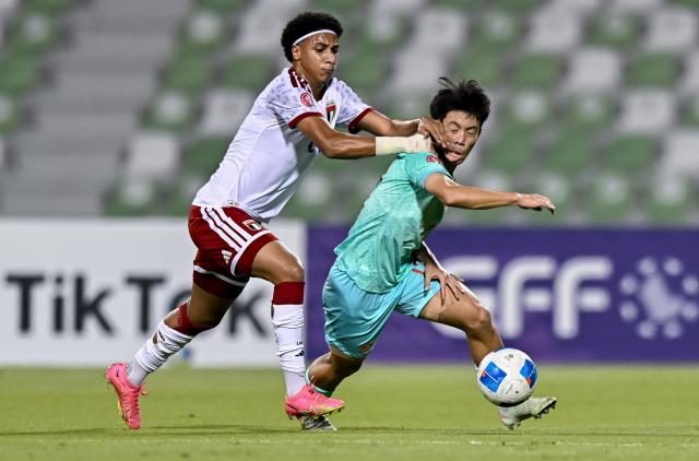(261026) -- DOHA, Oct. 26, 2026 (Xinhua) -- Salem Gamal Bani (L) of the United Arab Emirates vies with Liu Jinglei of China during the Gulf Football Federation (GFF) Gulf Cup U-17 Qatar 2026 football match between China and the United Arab Emirates in Doha, Qatar, Oct. 25, 2026. (Photo by Nikku/Xinhua)