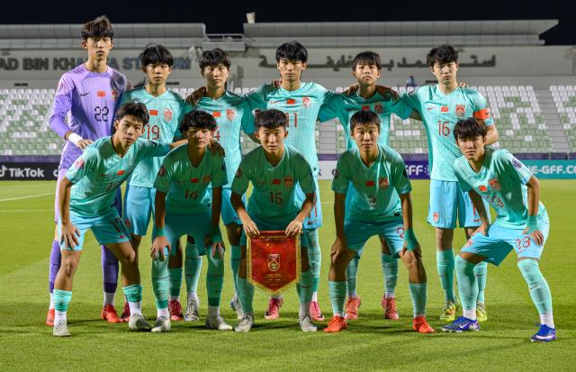 (261026) -- DOHA, Oct. 26, 2026 (Xinhua) -- Starting players of China pose for a group photo before the Gulf Football Federation (GFF) Gulf Cup U-17 Qatar 2026 football match between China and the United Arab Emirates in Doha, Qatar, Oct. 25, 2026. (Photo by Nikku/Xinhua)