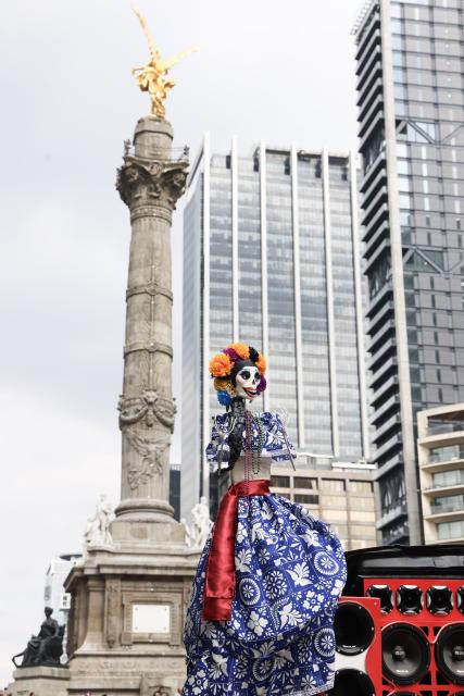(261026) -- MEXICO CITY, Oct. 26, 2026 (Xinhua) -- This photo shows a scene during the Catrinas Parade in Mexico City, capital of Mexico, on Oct. 25, 2026. The Catrinas Parade was held on Sunday ahead of the Day of the Dead. (Xinhua/Liu Wenhui)