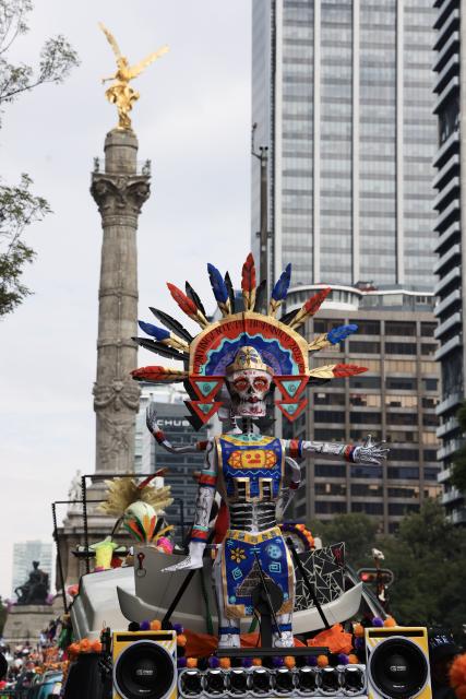 (261026) -- MEXICO CITY, Oct. 26, 2026 (Xinhua) -- This photo shows a scene during the Catrinas Parade in Mexico City, capital of Mexico, on Oct. 25, 2026. The Catrinas Parade was held on Sunday ahead of the Day of the Dead. (Xinhua/Liu Wenhui)