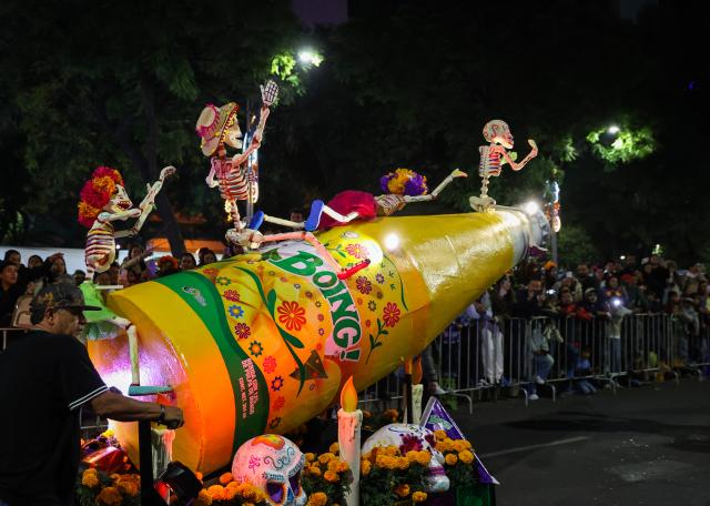 (261026) -- MEXICO CITY, Oct. 26, 2026 (Xinhua) -- People take part in the Catrinas Parade in Mexico City, capital of Mexico, Oct. 25, 2026. The Catrinas Parade was held on Sunday ahead of the Day of the Dead. (Xinhua/Ding Hongfa)