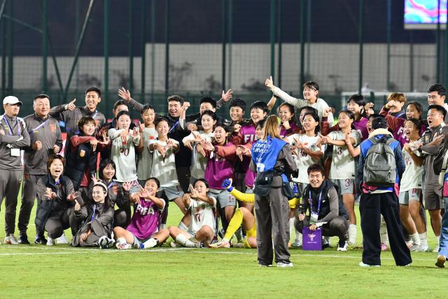 (261026) -- RABAT, Oct. 26, 2026 (Xinhua) -- Members of China celebrate their victory after the Group E match between China and the United States at the FIFA U-17 Women's World Cup, in Rabat, Morocco, on Oct. 25, 2026. (Photo by Aissa/Xinhua)