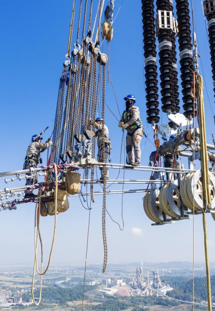 (261026) -- WUHU, Oct. 26, 2026 (Xinhua) -- A drone photo shows power technicians working at a construction site of the ±800kV ultra-high-voltage direct current (UHVDC) transmission project along the Yangtze River in Wuhu, east China's Anhui Province, Oct. 26, 2026.
  The ±800kV UHVDC transmission project completed the large-span stringing construction across the Yangtze River on Monday in the city of Wuhu, Anhui Province.
  The project has a total length of 2,370 kilometers from northwest China's Gansu Province to east China's Zhejiang Province. Once operational, it will be able to transmit more than 36 billion kWh of electricity to Zhejiang Province annually. (Xinhua/Zhou Mu)