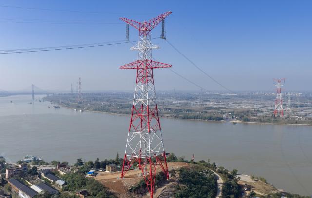 (261026) -- WUHU, Oct. 26, 2026 (Xinhua) -- A drone photo shows the ±800kV ultra-high-voltage direct current (UHVDC) transmission project across the Yangtze River in Wuhu, east China's Anhui Province, Oct. 26, 2026.
  The ±800kV UHVDC transmission project completed the large-span stringing construction across the Yangtze River on Monday in the city of Wuhu, Anhui Province.
  The project has a total length of 2,370 kilometers from northwest China's Gansu Province to east China's Zhejiang Province. Once operational, it will be able to transmit more than 36 billion kWh of electricity to Zhejiang Province annually. (Xinhua/Zhou Mu)