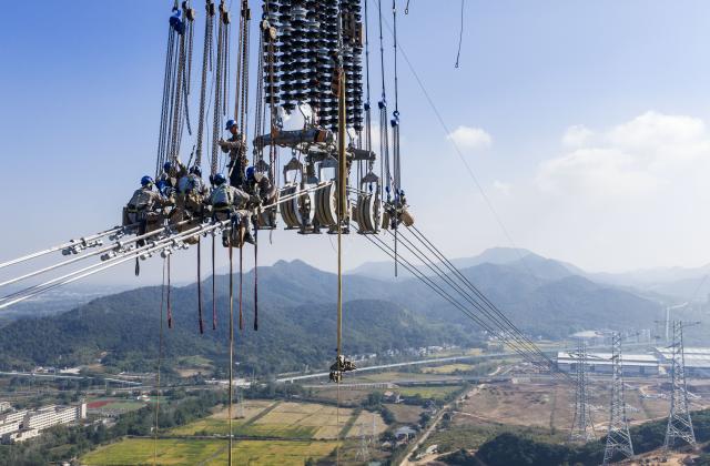 (261026) -- WUHU, Oct. 26, 2026 (Xinhua) -- A drone photo shows power technicians working at a construction site of the ±800kV ultra-high-voltage direct current (UHVDC) transmission project along the Yangtze River in Wuhu, east China's Anhui Province, Oct. 26, 2026.
  The ±800kV UHVDC transmission project completed the large-span stringing construction across the Yangtze River on Monday in the city of Wuhu, Anhui Province.
  The project has a total length of 2,370 kilometers from northwest China's Gansu Province to east China's Zhejiang Province. Once operational, it will be able to transmit more than 36 billion kWh of electricity to Zhejiang Province annually. (Xinhua/Zhou Mu)