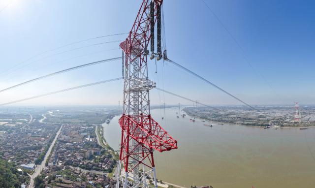 (261026) -- WUHU, Oct. 26, 2026 (Xinhua) -- A drone photo shows the ±800kV ultra-high-voltage direct current (UHVDC) transmission project across the Yangtze River in Wuhu, east China's Anhui Province, Oct. 26, 2026.
  The ±800kV UHVDC transmission project completed the large-span stringing construction across the Yangtze River on Monday in the city of Wuhu, Anhui Province.
  The project has a total length of 2,370 kilometers from northwest China's Gansu Province to east China's Zhejiang Province. Once operational, it will be able to transmit more than 36 billion kWh of electricity to Zhejiang Province annually. (Photo by Zheng Xianlie/Xinhua)