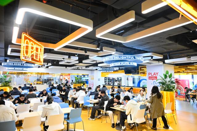 (261026) -- NANJING, Oct. 26, 2026 (Xinhua) -- People dine at the AI Mirror World Restaurant in Nanjing, east China's Jiangsu Province, Oct. 26, 2026. With a human-machine collaborative operation model, the restaurant makes some of its meals and drinks through standardized production powered by AI kitchen equipped with smart noodle and beverage making machines. (Xinhua/Ji Chunpeng)