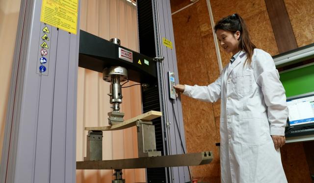 (261026) -- NANCHANG, Oct. 26, 2026 (Xinhua) -- A staff member tests the compressive strength of bamboo materials at a bamboo company in Shangyou County, east China's Jiangxi Province, Oct. 26, 2026. Shangyou County in east China's Jiangxi is a major bamboo-producing area. In recent years, its industrial chain has expanded into high-value-added fields such as bamboo building, bamboo fiber, and bamboo charcoal. 
   As of December 2025, the county's bamboo industry had a total output value of 883 million yuan (about 131.5 million U.S. dollars), with products exported to over 30 countries and regions. (Xinhua/Hu Chenhuan)