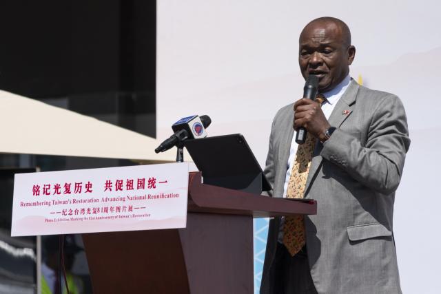 (261026) -- NAIROBI, Oct. 26, 2026 (Xinhua) -- Erastus Mwencha, former deputy chairperson of the African Union Commission, addresses the opening ceremony of a photo exhibition marking the 81st anniversary of Taiwan's restoration to China, in Nairobi, Kenya, Oct. 23, 2026. TO GO WITH "Roundup: African countries host photo exhibition marking Taiwan's restoration to China" (Xinhua/Xie Jianfei)