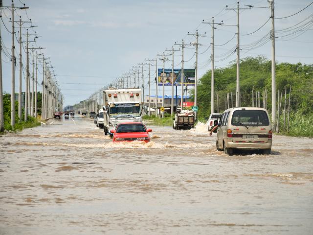 (261027) -- MACHALA, Oct. 27, 2026 (Xinhua) -- Vehicles drive along a waterlogged street following heavy rainfall in Machala, El Oro province, Ecuador, Oct. 26, 2026. Affected by the El Niño phenomenon, intense rainfall has persisted for consecutive days in many parts of Ecuador. 
  Flooding has occurred in several areas of Machala, a city of the province of El Oro in southern Ecuador. (Str/Xinhua)