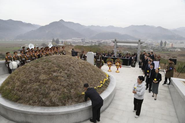 (261027) -- SINPHYONG, Oct. 27, 2026 (Xinhua) -- Representatives from China and the Democratic People's Republic of Korea (DPRK) present flowers for Chinese People's Volunteers (CPV) martyrs in Sinphyong County, North Hwanghae Province of the DPRK, Oct. 24, 2026. A completion ceremony for the renovation project for the CPV martyrs' cemeteries was held Saturday in Sinphyong County, North Hwanghae Province of the DPRK, on the occasion of the 76th anniversary of the CPV's entry into the DPRK to fight in the War to Resist U.S. Aggression and Aid Korea. (Xinhua/Wang Chao)