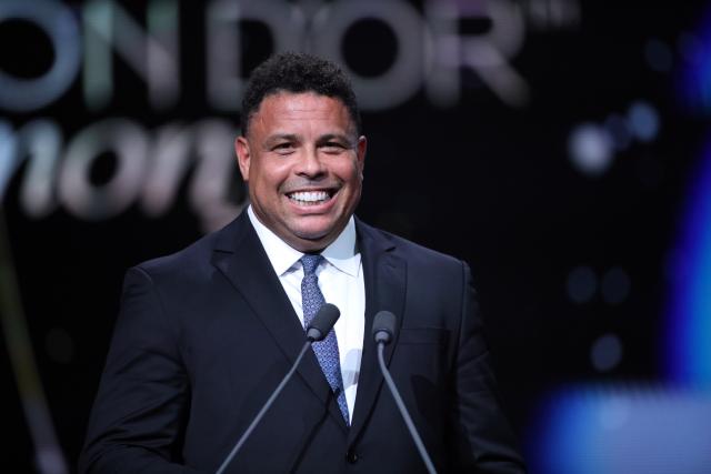 (261027) -- LONDON, Oct. 27, 2026 (Xinhua) -- Brazil's former football player Ronaldo presents the men's Ballon d'Or award during the 2026 Ballon d'Or Football award ceremony in London, Britain, on Oct. 26, 2026. (Xinhua/Li Ying)