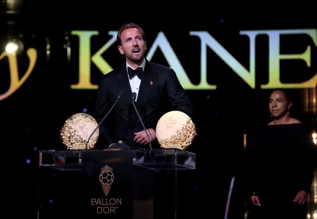 (261027) -- LONDON, Oct. 27, 2026 (Xinhua) -- Bayern Munich's Harry Kane speaks after receiving the trophy for striker of the year during the 2026 Ballon d'Or Football award ceremony in London, Britain, on Oct. 26, 2026. (Xinhua/Li Ying)