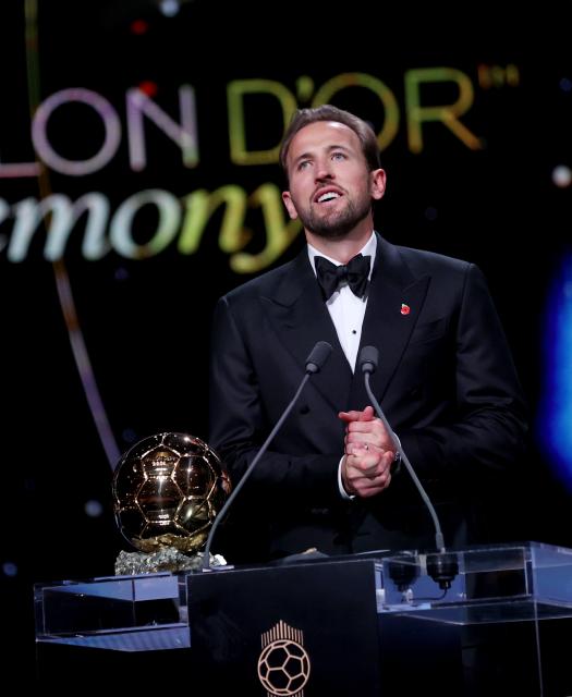 (261027) -- LONDON, Oct. 27, 2026 (Xinhua) -- Bayern Munich's Harry Kane speaks after winning the men's Ballon d'Or award during the 2026 Ballon d'Or Football award ceremony in London, Britain, on Oct. 26, 2026. (Xinhua/Li Ying)