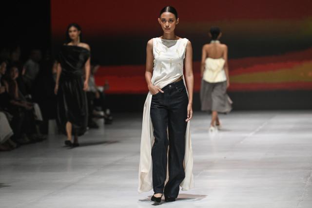 (261027) -- JAKARTA, Oct. 27, 2026 (Xinhua) -- A model presents a creation during Jakarta Fashion Week 2027 in Jakarta, Indonesia, Oct. 26, 2026. (Xinhua/Veri Sanovri)