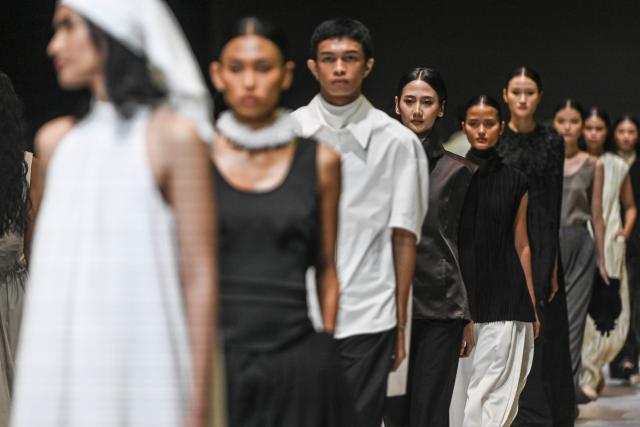 (261027) -- JAKARTA, Oct. 27, 2026 (Xinhua) -- Models present creations during Jakarta Fashion Week 2027 in Jakarta, Indonesia, Oct. 26, 2026. (Xinhua/Veri Sanovri)