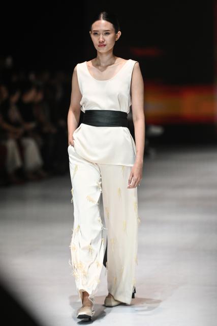(261027) -- JAKARTA, Oct. 27, 2026 (Xinhua) -- A model presents a creation during Jakarta Fashion Week 2027 in Jakarta, Indonesia, Oct. 26, 2026. (Xinhua/Veri Sanovri)