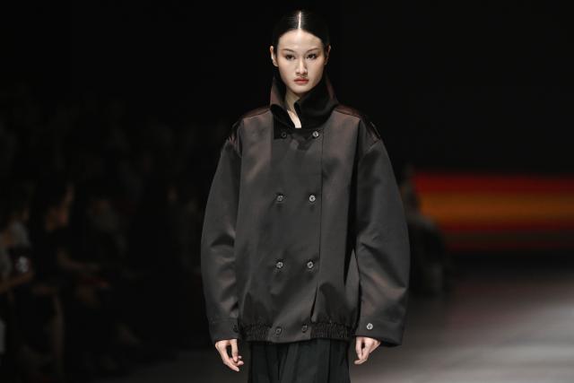 (261027) -- JAKARTA, Oct. 27, 2026 (Xinhua) -- A model presents a creation during Jakarta Fashion Week 2027 in Jakarta, Indonesia, Oct. 26, 2026. (Xinhua/Veri Sanovri)