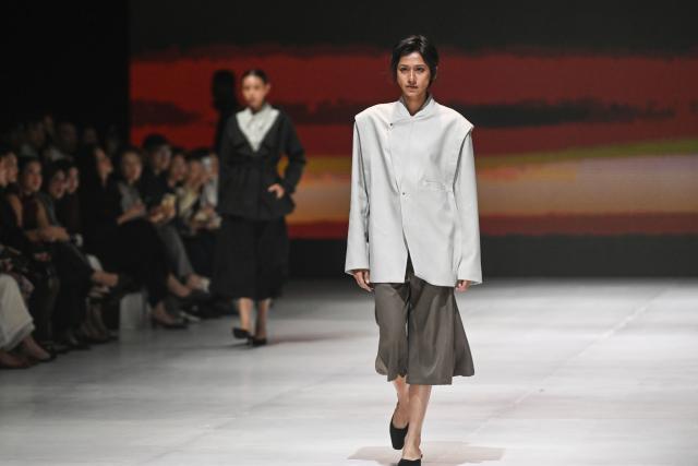 (261027) -- JAKARTA, Oct. 27, 2026 (Xinhua) -- A model presents a creation during Jakarta Fashion Week 2027 in Jakarta, Indonesia, Oct. 26, 2026. (Xinhua/Veri Sanovri)