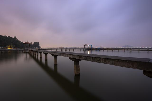 (261027) -- WUHAN, Oct. 27, 2026 (Xinhua) -- This photo taken on Oct. 27, 2026 shows a view of the East Lake in the early morning in Wuhan, central China's Hubei Province. (Xinhua/Xiao Yijiu)