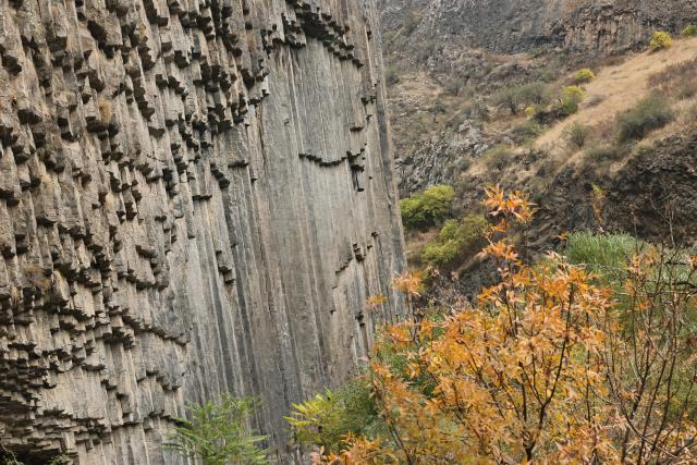 (261027) -- KOTAYK, Oct. 27, 2026 (Xinhua) -- This photo taken on Oct. 25, 2026 shows the scenery of Garni Gorge in Kotayk, Armenia. The Garni Gorge is known for the distinctive basalt columns on the cliff walls along the sides of the gorge. (Xinhua/Chen Junfeng)