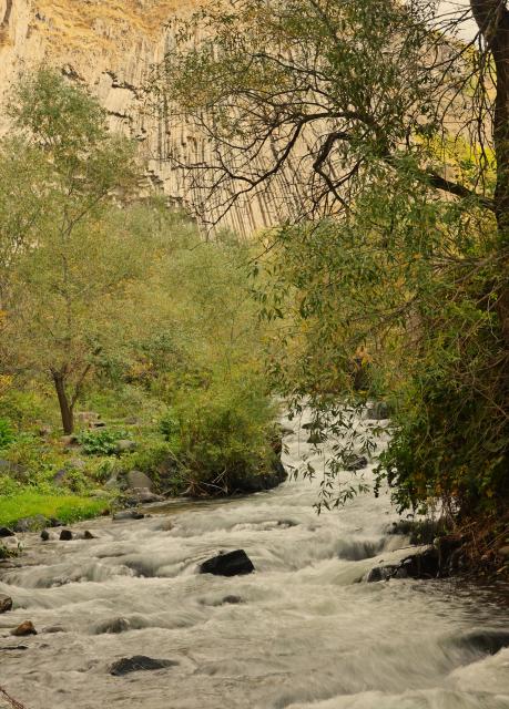 (261027) -- KOTAYK, Oct. 27, 2026 (Xinhua) -- This photo taken on Oct. 25, 2026 shows the scenery of Garni Gorge in Kotayk, Armenia. The Garni Gorge is known for the distinctive basalt columns on the cliff walls along the sides of the gorge. (Xinhua/Chen Junfeng)