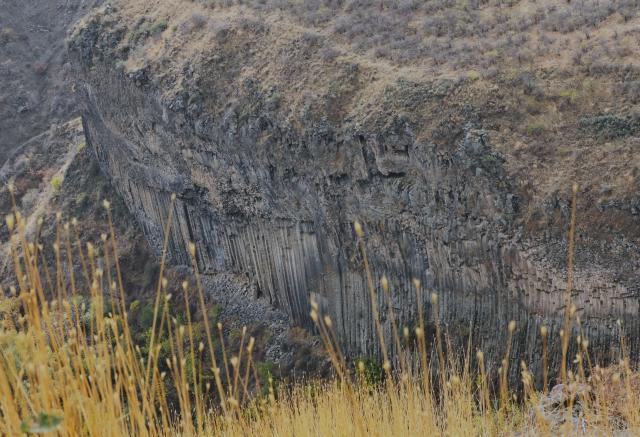 (261027) -- KOTAYK, Oct. 27, 2026 (Xinhua) -- This photo taken on Oct. 25, 2026 shows the scenery of Garni Gorge in Kotayk, Armenia. The Garni Gorge is known for the distinctive basalt columns on the cliff walls along the sides of the gorge. (Xinhua/Chen Junfeng)