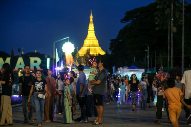 (261027) -- YANGON, Oct. 27, 2026 (Xinhua) -- People visit a fair during the Thadingyut Festival at People's Square in Yangon, Myanmar, Oct. 25, 2026. (Xinhua/Myo Kyaw Soe)