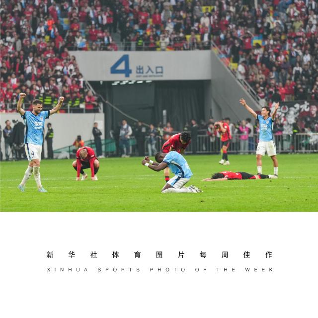 (261027) -- BEIJING, Oct. 27, 2026 (Xinhua) -- XINHUA SPORTS PHOTO OF THE WEEK (from Oct. 19 to Oct. 25, 2026) TRANSMITTED on Oct. 27, 2026. Players of Dalian Yingbo celebrate after winning the 29th round match between Dalian Yingbo and Chengdu Rongcheng at the 2026 season Chinese Football Super League (CSL) in Chengdu, southwest China's Sichuan Province, Oct. 24, 2026. (Xinhua/Wang Xi)