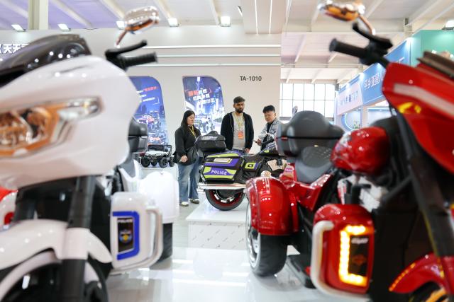 (261027) -- XINGTAI, Oct. 27, 2026 (Xinhua) -- Merchants visit the 22nd International Bicycles, Baby Strollers and Toys Fair in Pingxiang County, north China's Hebei Province, Oct. 27, 2026.
  Housing more than 1,700 booths, the fair opened here on Tuesday, attracting merchants from over 50 countries and regions. (Xinhua/Mu Yu)