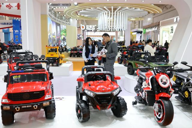 (261027) -- XINGTAI, Oct. 27, 2026 (Xinhua) -- Merchants visit the 22nd International Bicycles, Baby Strollers and Toys Fair in Pingxiang County, north China's Hebei Province, Oct. 27, 2026.
  Housing more than 1,700 booths, the fair opened here on Tuesday, attracting merchants from over 50 countries and regions. (Xinhua/Mu Yu)