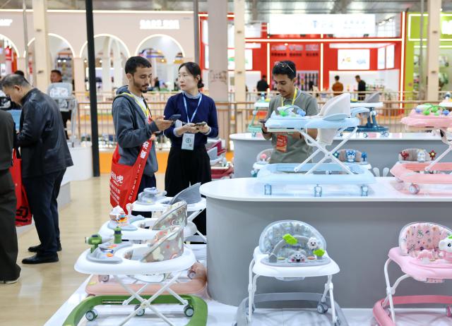 (261027) -- XINGTAI, Oct. 27, 2026 (Xinhua) -- Merchants visit the 22nd International Bicycles, Baby Strollers and Toys Fair in Pingxiang County, north China's Hebei Province, Oct. 27, 2026.
  Housing more than 1,700 booths, the fair opened here on Tuesday, attracting merchants from over 50 countries and regions. (Xinhua/Mu Yu)
