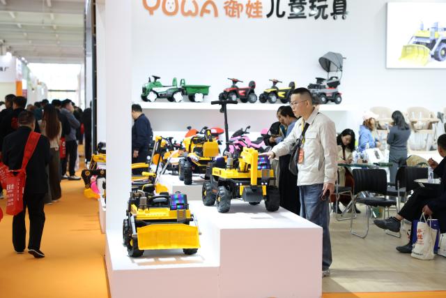 (261027) -- XINGTAI, Oct. 27, 2026 (Xinhua) -- Merchants visit the 22nd International Bicycles, Baby Strollers and Toys Fair in Pingxiang County, north China's Hebei Province, Oct. 27, 2026.
  Housing more than 1,700 booths, the fair opened here on Tuesday, attracting merchants from over 50 countries and regions. (Xinhua/Mu Yu)