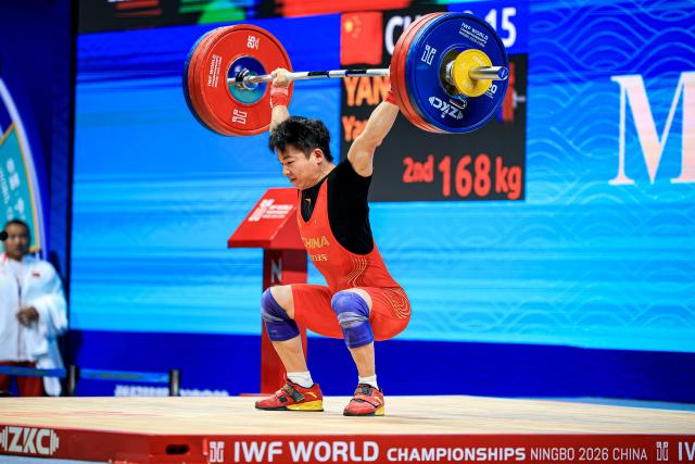 (261027) -- NINGBO, Oct. 27, 2026 (Xinhua) -- Yang Yang of China competes during the men's 60kg clean and jerk event at the 2026 IWF World Championships in Ningbo, east China's Zhejiang Province, Oct. 27, 2026. (Xinhua/Jiang Han)