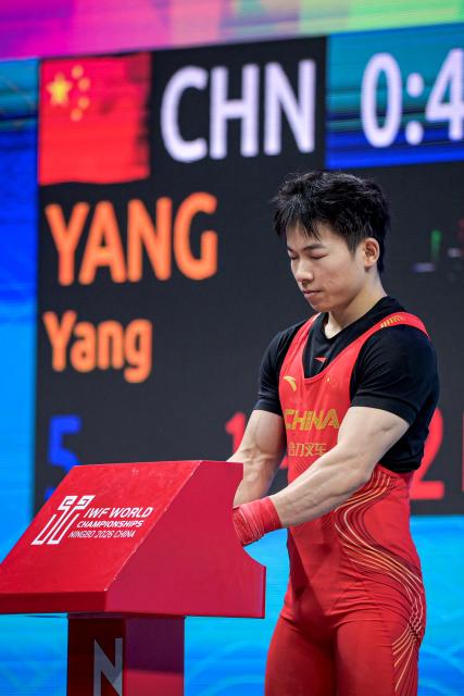 (261027) -- NINGBO, Oct. 27, 2026 (Xinhua) -- Yang Yang of China prepares before the men's 60kg clean and jerk event at the 2026 IWF World Championships in Ningbo, east China's Zhejiang Province, Oct. 27, 2026. (Xinhua/Jiang Han)