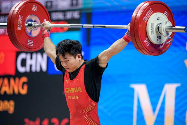 (261027) -- NINGBO, Oct. 27, 2026 (Xinhua) -- Yang Yang of China competes during the men's 60kg snatch event at the 2026 IWF World Championships in Ningbo, east China's Zhejiang Province, Oct. 27, 2026. (Xinhua/Jiang Han)