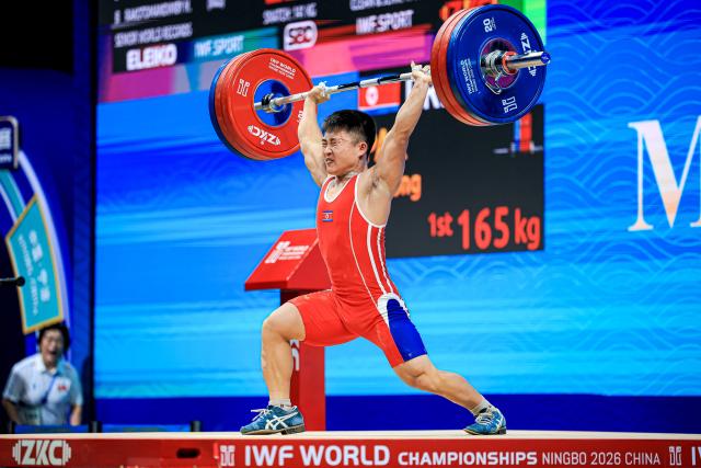 (261027) -- NINGBO, Oct. 27, 2026 (Xinhua) -- Pak In Song of the Democratic People's Republic of Korea (DPRK) competes during the men's 60kg clean and jerk event at the 2026 IWF World Championships in Ningbo, east China's Zhejiang Province, Oct. 27, 2026. (Xinhua/Jiang Han)