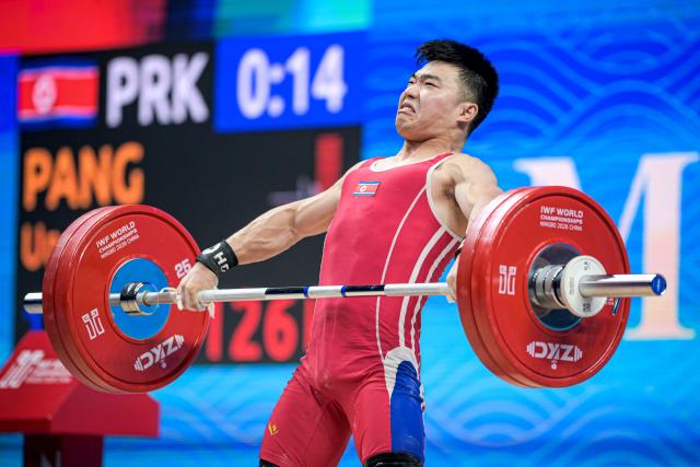 (261027) -- NINGBO, Oct. 27, 2026 (Xinhua) -- Pang Un Chol of the Democratic People's Republic of Korea (DPRK) competes during the men's 60kg snatch event at the 2026 IWF World Championships in Ningbo, east China's Zhejiang Province, Oct. 27, 2026. (Xinhua/Jiang Han)